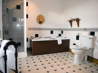 Inveran en suite bathroom Nairn